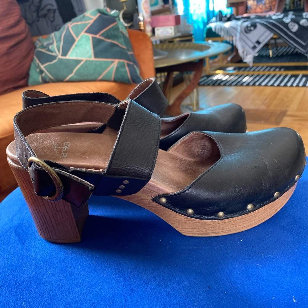 Dansko platform strap clog. Black with faux wood grain 3.5in heel. Size 40.